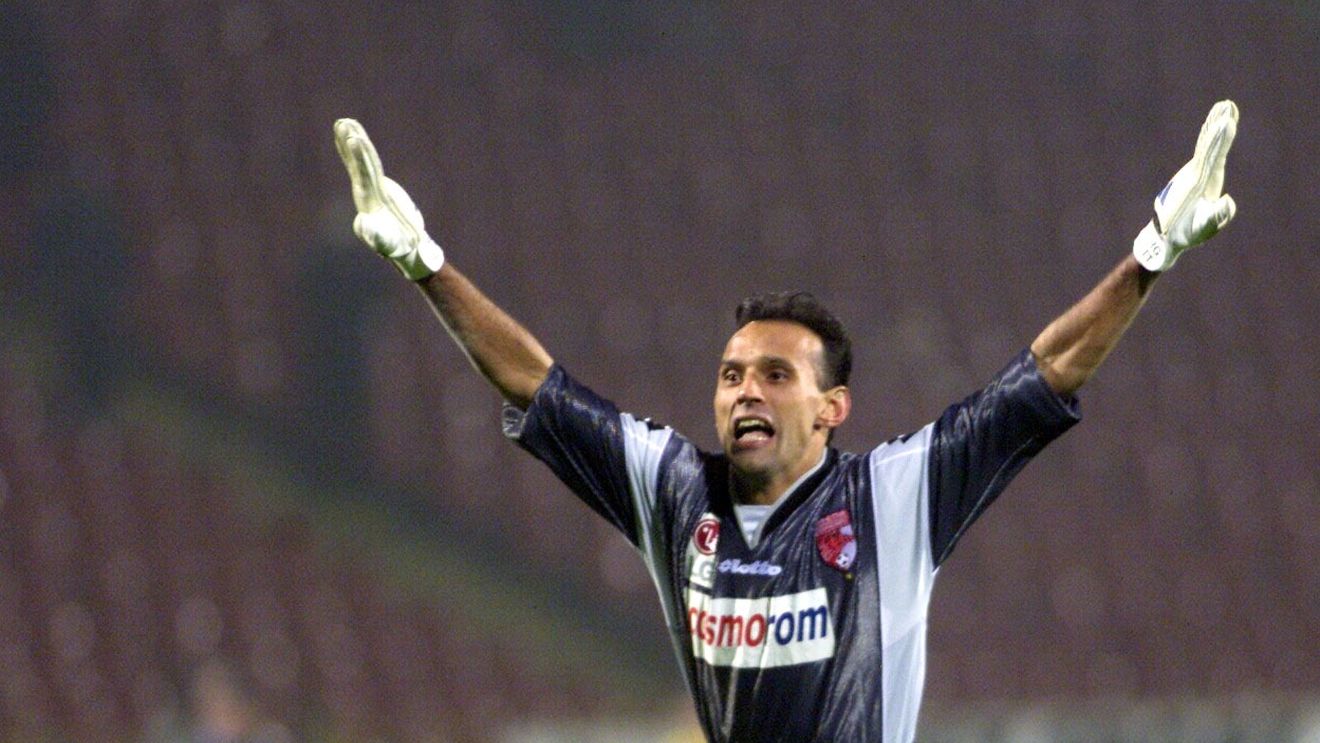 Florin Prunea cu brațele ridicate în poarta lui Dinamo București