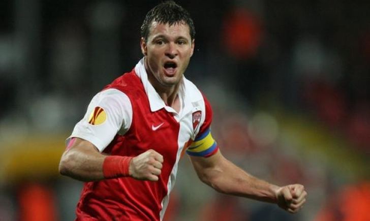 Marius Niculae celebrând în tricoul lui Dinamo București