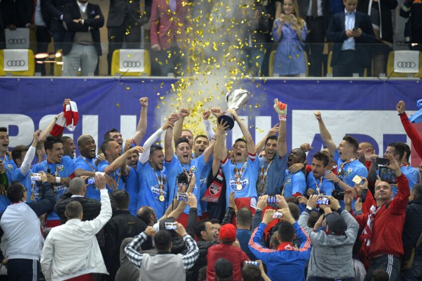 Dinamo București celebrând câștigarea Cupei Ligii din 2017