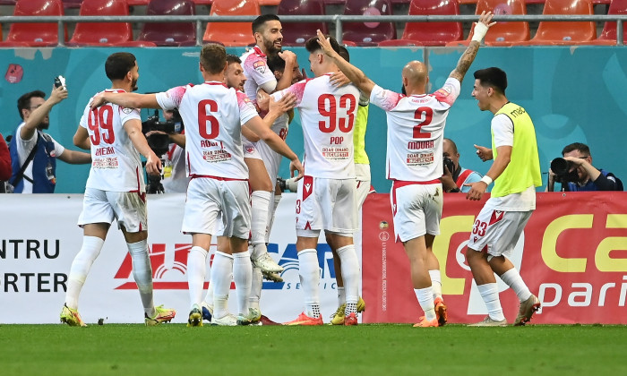 Jucătorii și suporterii lui Dinamo celebrând revenirea în prima ligă în 2023